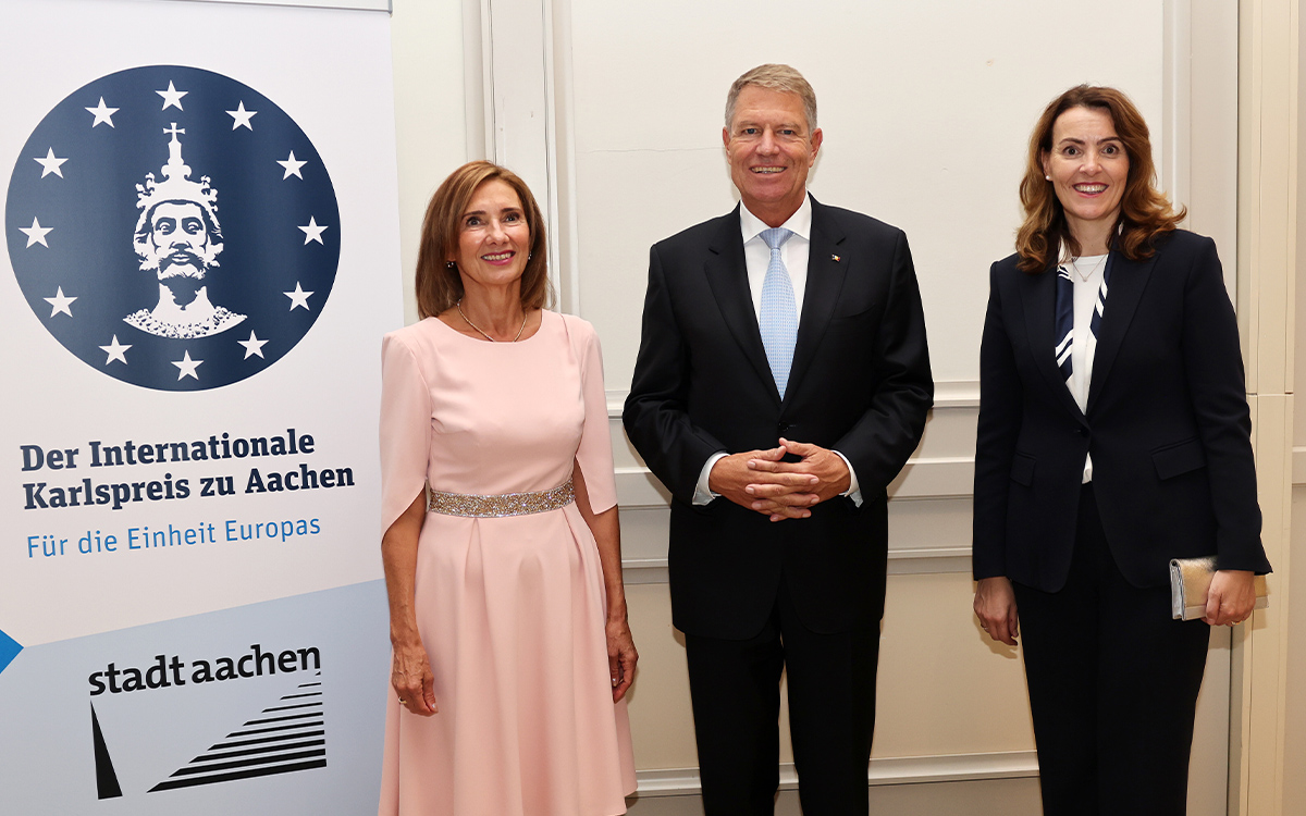 Anfang Oktober 2021, Verleihung des renommierten Karlspreises in Aachen: BVR-Präsidentin Marija Kolak (rechts) gemeinsam mit Karlspreisträger Klaus Iohannis, Präsident von Rumänien, und seiner Frau Carmen Iohannis.